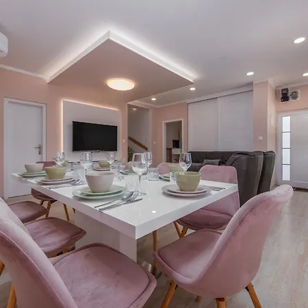 Βίλα Lungomare With Private Pool