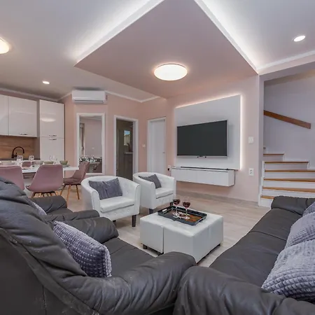 Lungomare With Private Pool * Задар