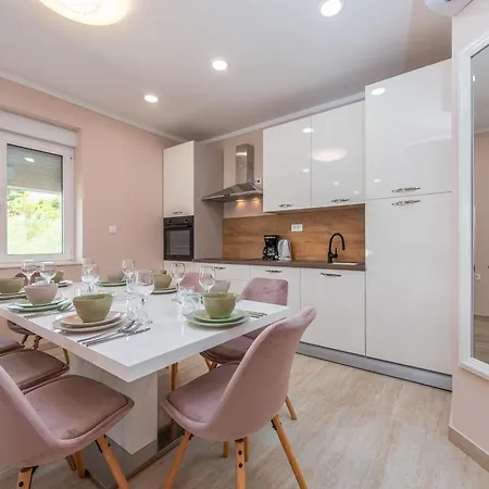 Lungomare With Private Pool Zadar