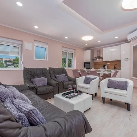 Lungomare With Private Pool *