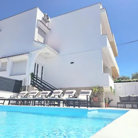 Villa Lungomare With Private Pool Zadar