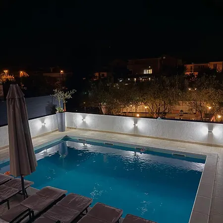 Villa Lungomare With Private Pool Zadar