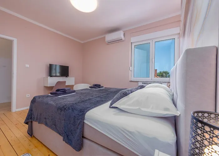 Lungomare With Private Pool ザダル