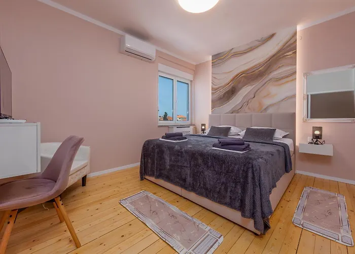 Lungomare With Private Pool ザダル